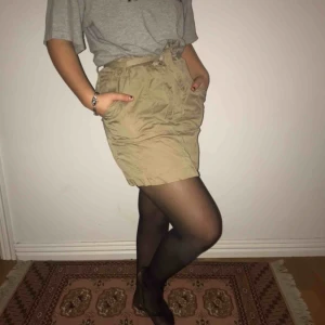  - En kjol som inte gör sig rättvisa på bild. Men är militärgrön med ett knytbälte i midjan och fickor. Jättefint skick!💜🤠 Frakt: 80kr 