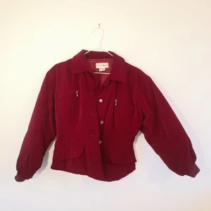  - Miss Selfridge, "velour"jacka i en djup röd färg, mycket gott skick, puffärmar