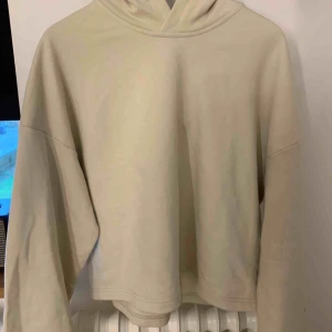  - hoodie i färgen ljus beige i storlek M från Weekday.  har aldrig använt den så den är helt i nyskick. kan mötas upp inom trelleborg/ystad eller malmö för den som är intresserad.  (frakt ingår om man vill ha den på posten!)