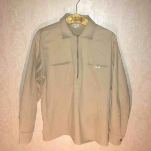  - Snygg skjort-jacka från SCRT i en khakifärg. Skön bomullskvalitet. FRI FRAKT.