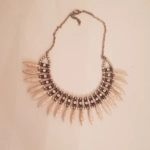  - Halsband med snäck och sten dekoration.