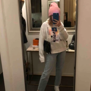  - En supersnygg och skön tröja ifrån Carin Wester som är köpt för 600kr och säljs därför för 250+ frakt. Den är i nyskick och aldrig använd. Storlek S, men passar XS och M ändå