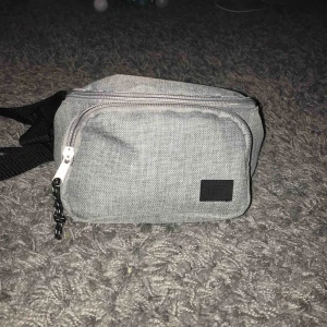  - Säljer en grå bumbag/magväska/midjeväska! Säljer den för att jag aldrig använder den eller tycker den är snygg! 40kr men frakt ingår🥱💖