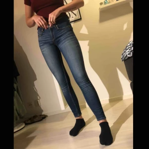  - Säljer dessa jeans ifrån ginatricot i storlek 26. Själv har jag vanligtvis XS/S i jeans och dessa passar bra. I väldigt bra skick! Kan frakta.