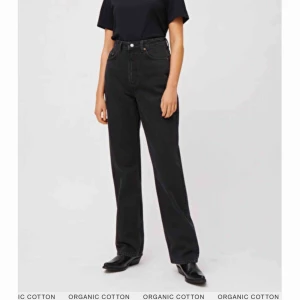  - Ett par jeans från weekday i modellen rowe. Jeansen är högmidjade, raka och i en skön trendig modell! Köpta på weekday för någon måndag sen, nypris var 500.  Storlek: W:27 L:30  💓💓💓