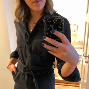 Byxdress  - Jättecool byxdress i svart jeans material från NA-KD ✨. Aldrig använd, prislapp kvar. Säljes pga lite liten i storleken på mig men hann inte skicka tillbaka :( Nypris: 600kr