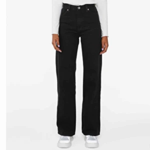  - Yoko ultra black strl 29. Hög midja och vida ben. Säljes pga fel storlek - Knappt använda.