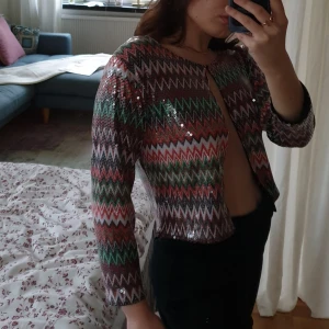  - Fin glittrig "topp", skitsnygg och vintage! Superbra skick :) 