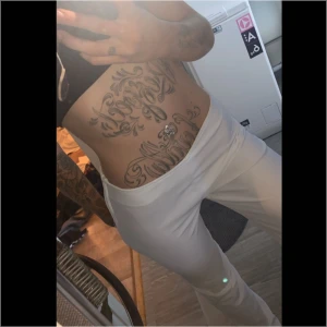  - Vita byxor som är raka i modellen säljer dom för Dom är förstora i midjan 