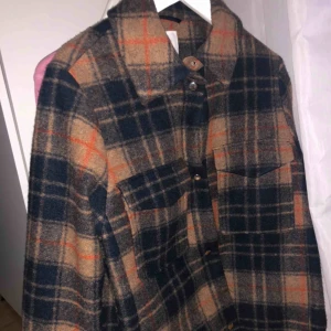  - Ullskjorta från h&m i storlek M, men passar även S. Använd fåtal gånger, därav bra skick. Slutsåld på hemsidan. Frakt 40kr. (Nypris 600kr) Finns fler bilder ifall det önskas. 