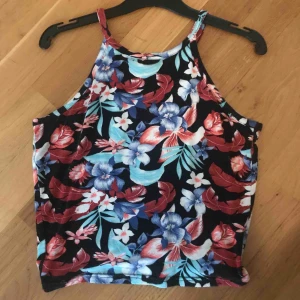  - Mönstrat linne i storlek S🌸 Hämtas hos mig i bunkeflo eller stå för frakten📦  Frakten är 31kr