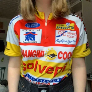  - Asfet cykeltröja som är assnygg att ha till vardags, Nice med lite primary colours liksom. Funkar såklart att träna i också🤩 märkt i L men passar mig som brukar ha S jättebra lite oversized. Fri frakt!
