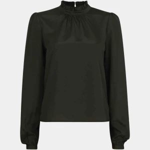  - Bikbok montena svart blus med liten krage, XS, aldrig använd, (lånad bild)