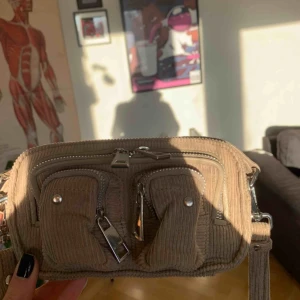  - NuNoo Helena corduroy. Köpt för ca 800 kr, helt oanvänd. Tillkommer också en kedjeaxelrem i silver!