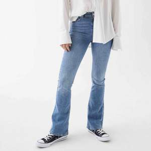 Gina tricot populära bootcut jeans! Använd fåtal gånger. Tar emot swish och möts inte upp🥰