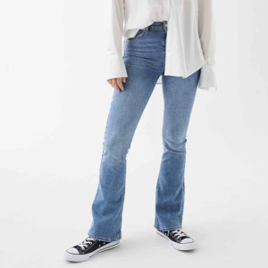  - Gina tricot populära bootcut jeans! Använd fåtal gånger. Tar emot swish och möts inte upp🥰