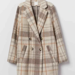  - INTRESSEKOLL!! Funderar på att sälja min kappa från HM. Bra skick och slutsåld på hemsidan🌟🌟