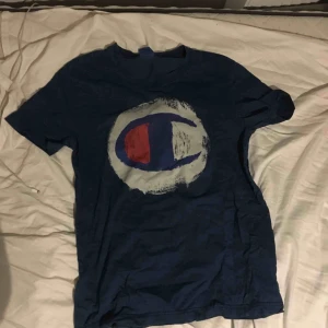  - Champion t -shirt  Bra skick bra pris 