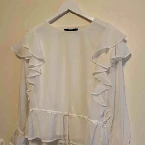   - Oanvänd blus från bikbok, kan spännas åt vid midjan 