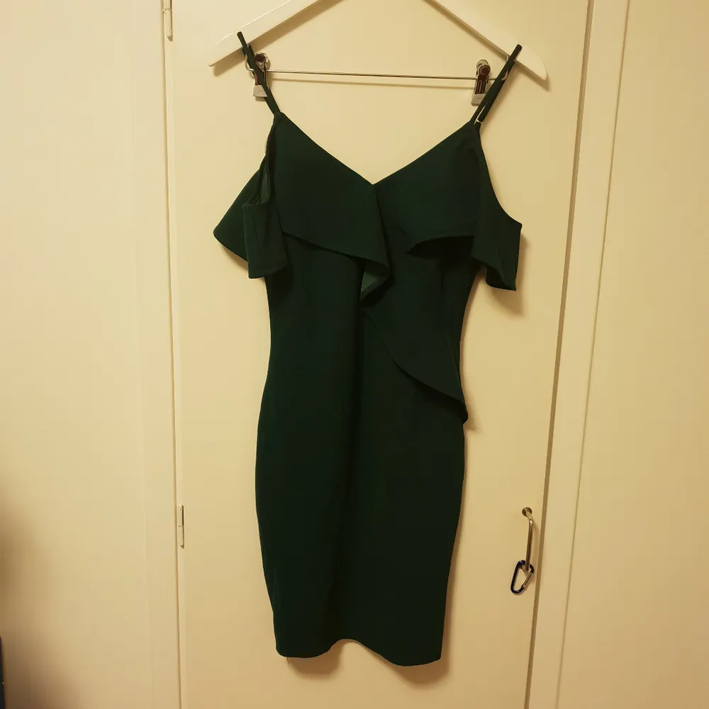 Figursydd klänning i mörkgrönfärg. Väldigt fint material.  Köpt i Barcelona för 990 kr. Använd 1.gång. Övrigt.