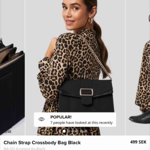  - Svart crossbody med kedja. Nakd. Jättefin. 