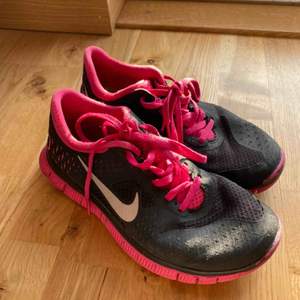 Också nästintill oanvända Nike löparskor. Skickas eller hämtas upp i Sölvesborg. Köparen står för frakten.