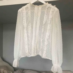  - transparent blus med knappar i ryggen. Storlek L men den sitter bra på mig som vanligtvis är S. 
