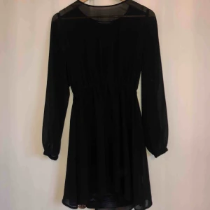  - Svart klänning i chiffongliknande material med underklänning. Tänker att det vore fint att ha ett skärp i midjan! Rök/djurfritt hem. Frakt: 35 kr