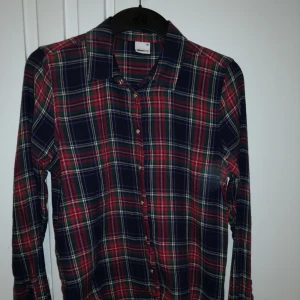  - Skjorta från gina tricot. ❤️ Möts upp i Stockholm, helst på Södermalm. Om du köper flera saker kan vi komma fram till ett bra paketpris. 