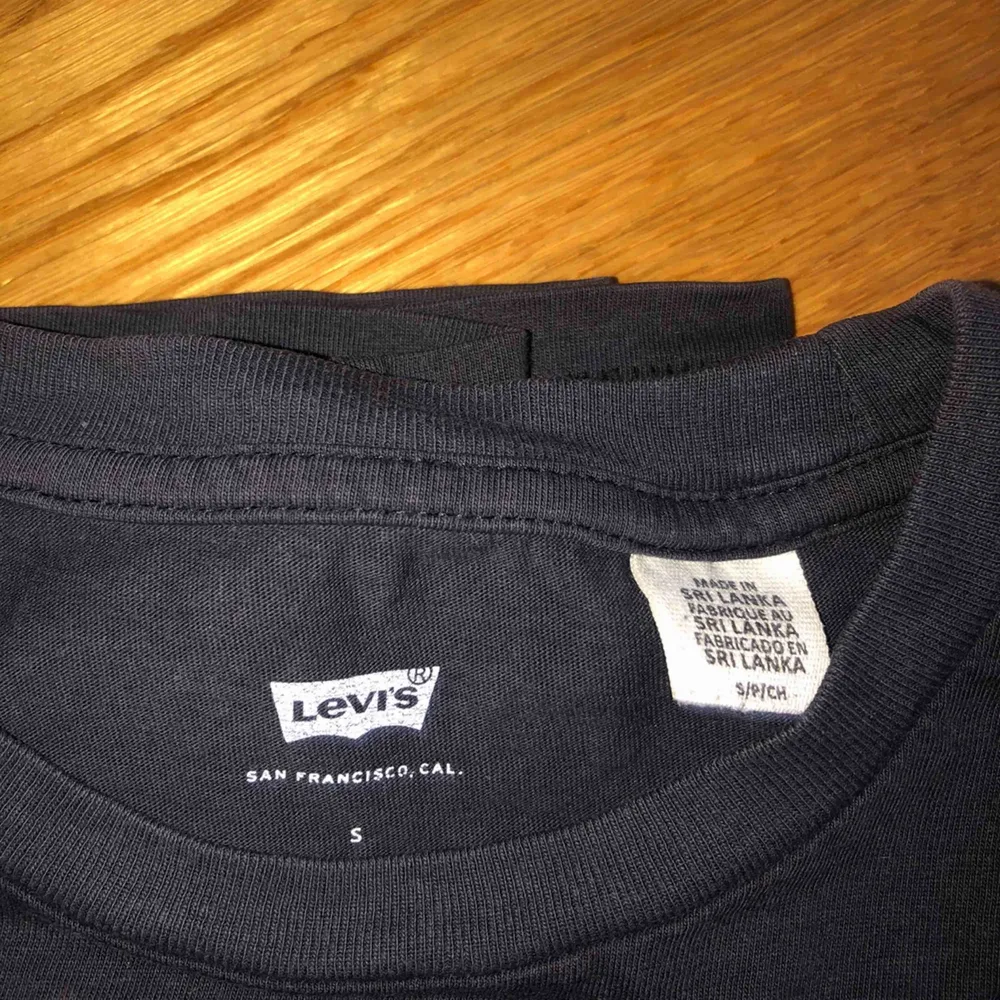Jättefin Levis t-shirt i annorlunda modell. Bra skick, 100 kr + frakt.. T-shirts.