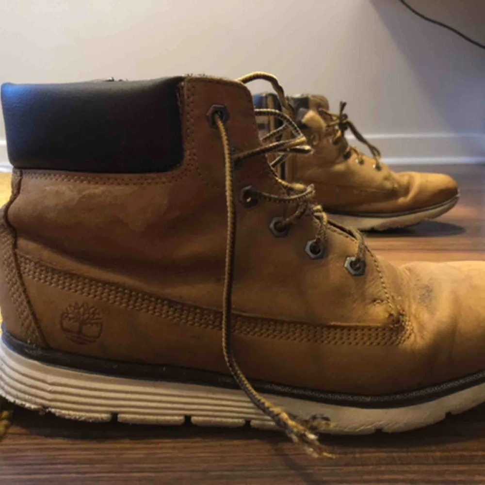 Ett par lite mer använda bruna timberlands. Nästan helt vatten tåliga, det mesta av vattnet rinner rakt av. Jätte bra för vinter och hösten eftersom dem är varma! Köpta originellt för 1000. Skor.