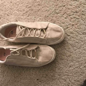  - Jättefina stilrena och klassiska skor som man både kan klä upp och ner