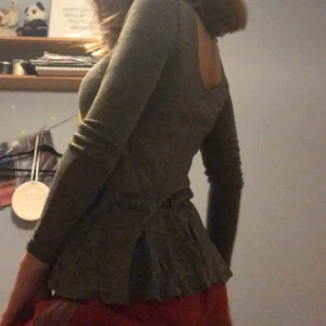  - Fräsch hollister tröja som bara är köpt för två år sen. Bra kvalitet, skön. Tajtare i midjan men slappare nertill som ger illusionen av hourglass body. Naken rygg.