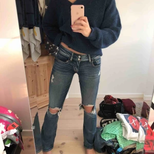  - Ett par sjukt snygga håliga bootcut jeans i den perfekta blåa färgen från American Eagle. Har nog aldrig testat ett par stretchigare jeans en dessa. De är lågmidjade och i XS/ XXS stor 00 i jeansen