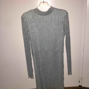  - Vacker glittrig himmelsblå klänning med krage, passar perfekt för det mesta!