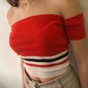  - Off the shoulder crop top i nyskick 