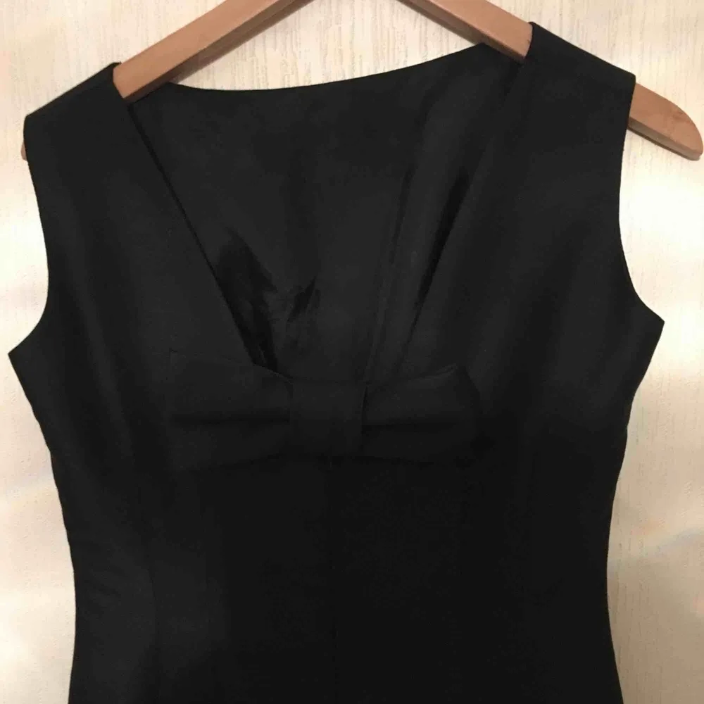 En svart klänning från trevira. Klänningen är aldrig använd. I nyskick storlek 38. Klänningar.