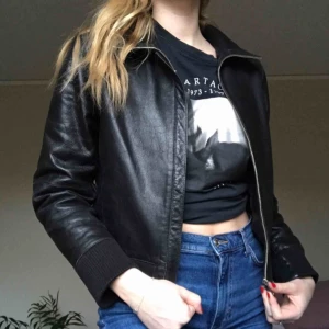  - Säljer denna otroligt snygga skinnjacka från Hollies, pga den tyvärr är för liten för mig. Stl 38 men skulle säga den är mer som en 36a. Köpt second hand men väldigt fint skick, inget anmärkningsvärt.