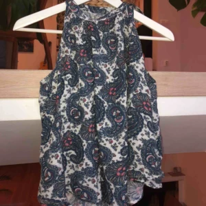  - Jättefint somrigt gulligt linne som är lite urringat vid armarna, man knyter den på ena sidan i en rosett, använd ett fåtal gånger, nypris cirka 500kr 