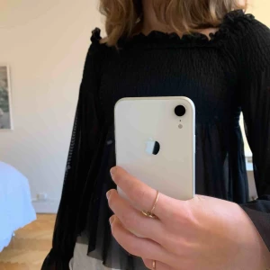  - Trendig svart långärmad mesh topp. Ribbad vid bröstet och lite mer genomskinlig vid magen/armarna. Använd 2 gånger. Säljs pga att jag just köpt en liknande och att denna är lite för liten💔