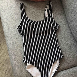  - Jättesöt baddräkt från HM i storlek M med en djup urringning i ryggen. Har provat 1 gång med aldrig använt.  Storleksetiketten håller på falla av trotts att den är oanvänd men annars i helt nytt skick.  Frakt ingår.  