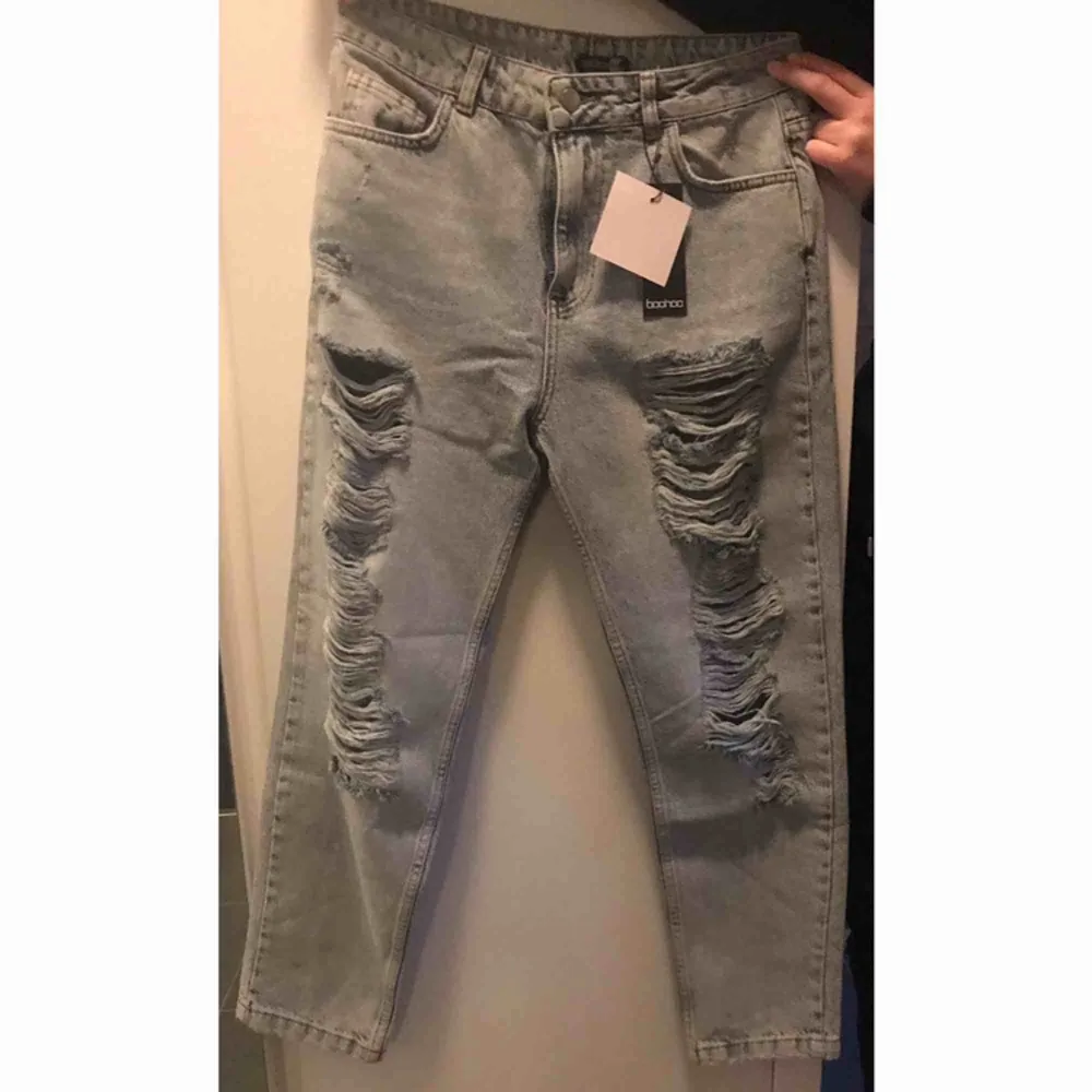 Helt nya mom jeans från boohoo. Säljer för att dom skicka fel storlek, aldrig Använd då jag fick hem dessa idag.. Jeans & Byxor.