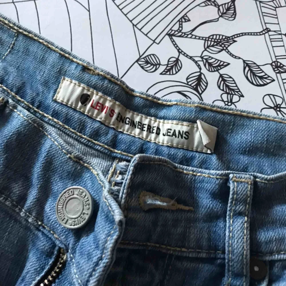 Skitsnygga Levis jeans med unika detaljer💖💖köpta vintage, strl s/m! Köpare står för frakt<3. Jeans & Byxor.