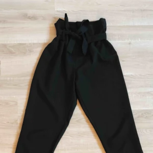  - Snygga kostymbyxor med roset!! Köpa på JC, byxorna har en super bra kvalité o är jätte bekväma. Frakten är inräknat i priset❤️