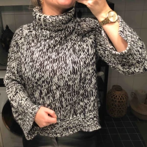  - Stickad svart- och vit polo. Väldigt skön. Lite kortare modell. 