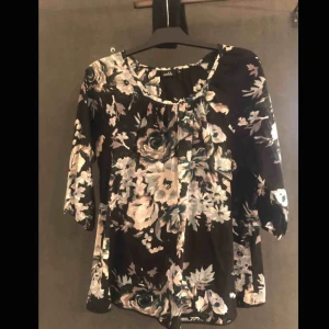  - En Blus/Tröja med blommigt motiv i storlek M. Knappt använd. Kan hämtas eller skickas via posten. Frakt ca 60-70kr