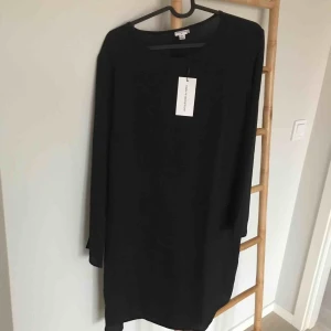  - Klänning  Storlek 38  NWT  Lös passform  Frakt tillkommer 