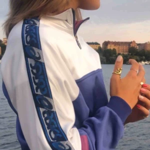  - Jättecool tröja från asics i storlek s/m, skulle säga en stor s i snudd på M💕 thriftad men i bra skick!💚 frakt tillkommer!