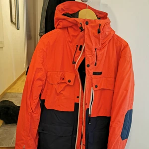  - NYPRIS 3600KR!!! Oanvänd skid/snowboardjacka från Planks. Håller kylan till 2000m upp på bergen, grymt skön, massa fickor, plats för sladd till musik, liftkort mm. Funkar till både dam och herr.  Otroligt prisvärd!