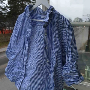  - Super fin skjorta som är sjukt snygg knuten i midjan! Helt i nyskick! Skriv för mer bilder eller frågor:) 